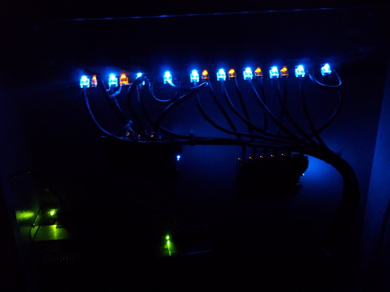 Patch Panel funcionando e iluminado à noite. Parece um monte de vagalume azul...