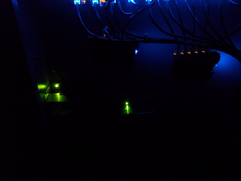 Patch Panel funcionando e iluminado à noite. Parece um monte de vagalume azul...