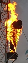 Clique na imagem para uma versão maior

Nome:	         pessoa em fogo em torre.jpg
Visualizações:	663
Tamanho: 	13,6 KB
ID:      	41829