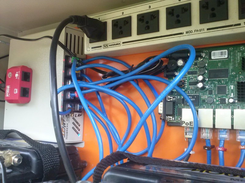 Sistema de Nobreak TPNET, ainda meio bagunçado.