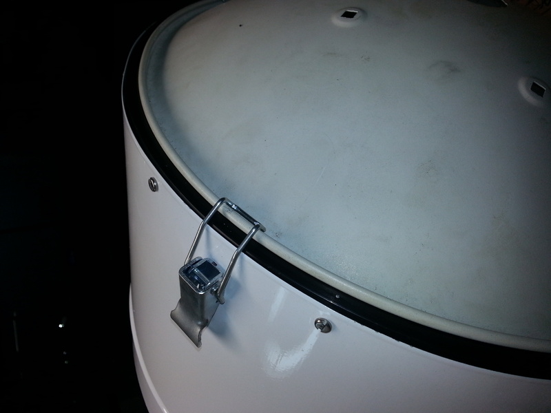 A flange tem um papel muito importante neste projeto, pois ela permite a fixação da antena ao radome shield e também permite a aplicação da espuma absorvedora de RF sem obstruir o a área útil de reflexão da antena.