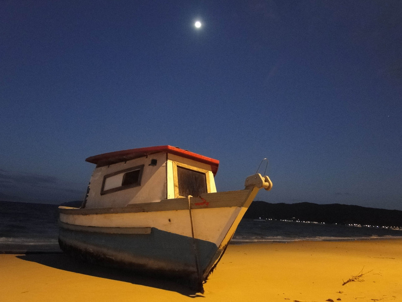 Foto de barco a luz do luar
