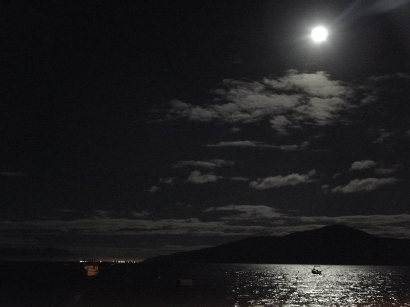 Luar na praia sw Canto Grande em Bombinhas