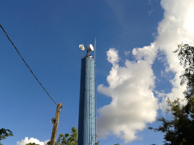 Rocket Dish 30 com Radome Shield sendo instalado na Torre.