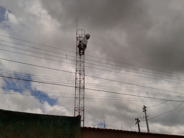 Rocket Dish 30 com Radome Shield sendo instalado na Torre.