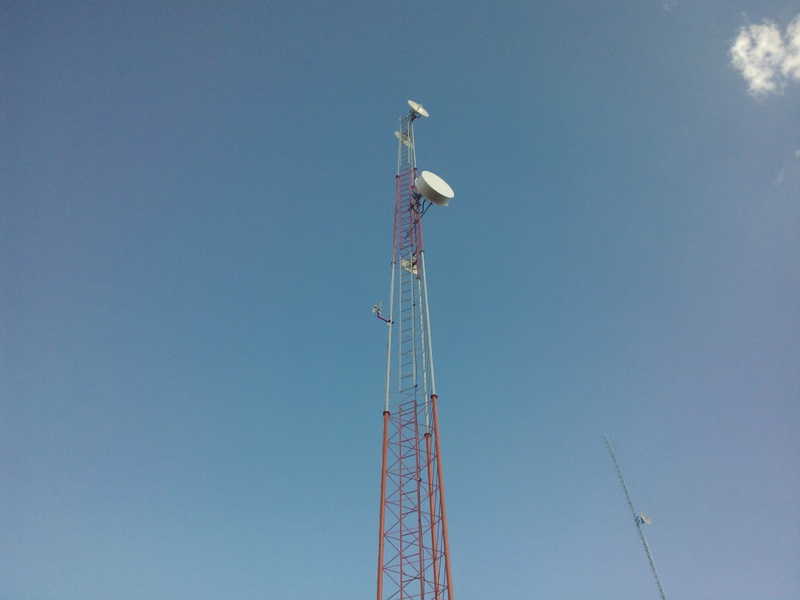 Nossa torre recebendo sinal com radio digital, olha la a antena da andrew