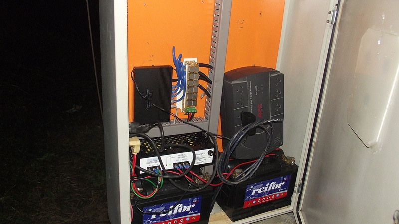 Nova quadro com equipamentos para torre central. Ainda em fase de montagem e aguardando chegar alguns equipamentos novos.

POP com 3 Superpop Computech e 1 APC 5m 18 recebendo link