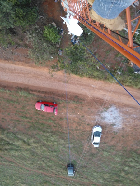 Agora sim, o corsa verde puxa uma corda que sobe nossa antena, nada de fazer força ne...
