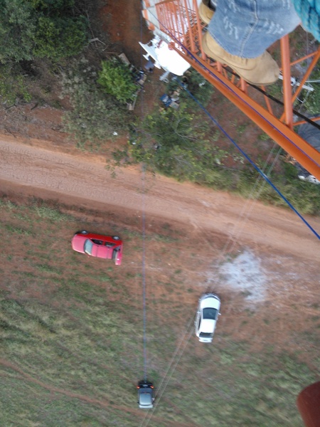 Ideia de louco, mas funcionou nossa engenhoca para subir a antena sem fazer força