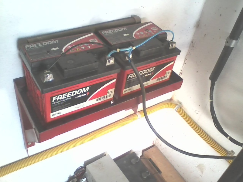 Baterias Estacionarias 45A Ligadas em Serie Fazendo 24 Volts.