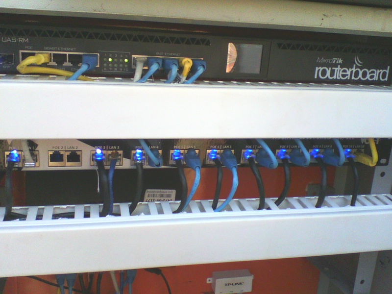 A intenção de colocar essa rb na torre repetidora é para fazer uma junção de dois enlaces para somar banda no caso vou usar a opição  BONDING da mikrotik.