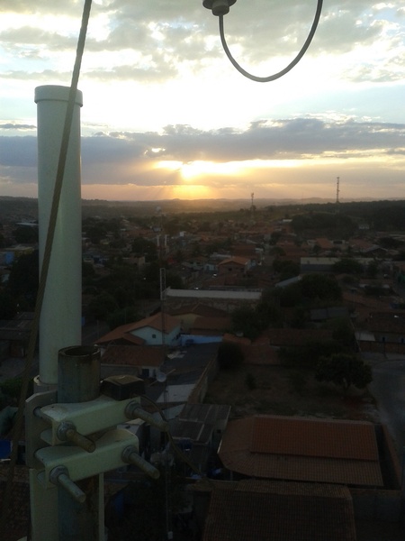 Esta omni da ubnt com rocket m5 me surpreende consigo trafegar nela 
em média 40 clientes simultâneos, clientes com planos de 1 até 4 megas no raio de 2 Km sem nenhum problema de sinal nem de Ccq, em certo horários já vi passar até 35 megas só nela.