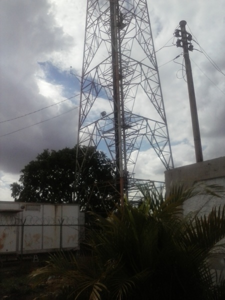 Galera as fotos estão meio ruis tirei na pressa com celular mais observem que ha crianças subindo na torre esta torre tem aproximadamente 60 metros e acreditem tinha crianças de cerca de 10 anos no topo da mesma!