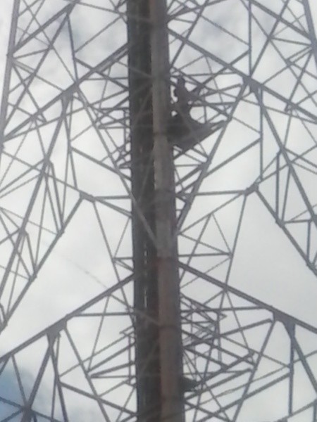 Galera as fotos estão meio ruis tirei na pressa com celular mais observem que ha crianças subindo na torre esta torre tem aproximadamente 60 metros e acreditem tinha crianças de cerca de 10 anos no topo da mesma!