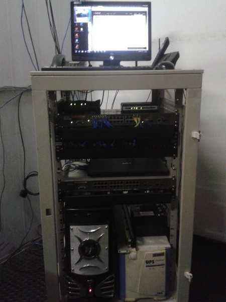 Novo rack sendo terminado de montar