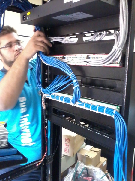 Nosso Parça   j34nsch dando um retoque final em uma de nossas racks .