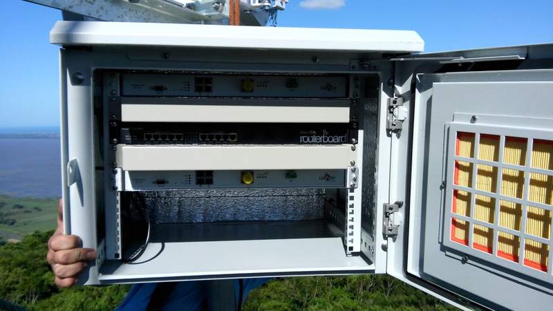 Caixa hermética com ventilação forçada. e as IDUs da Wi2BE links de 51mb full