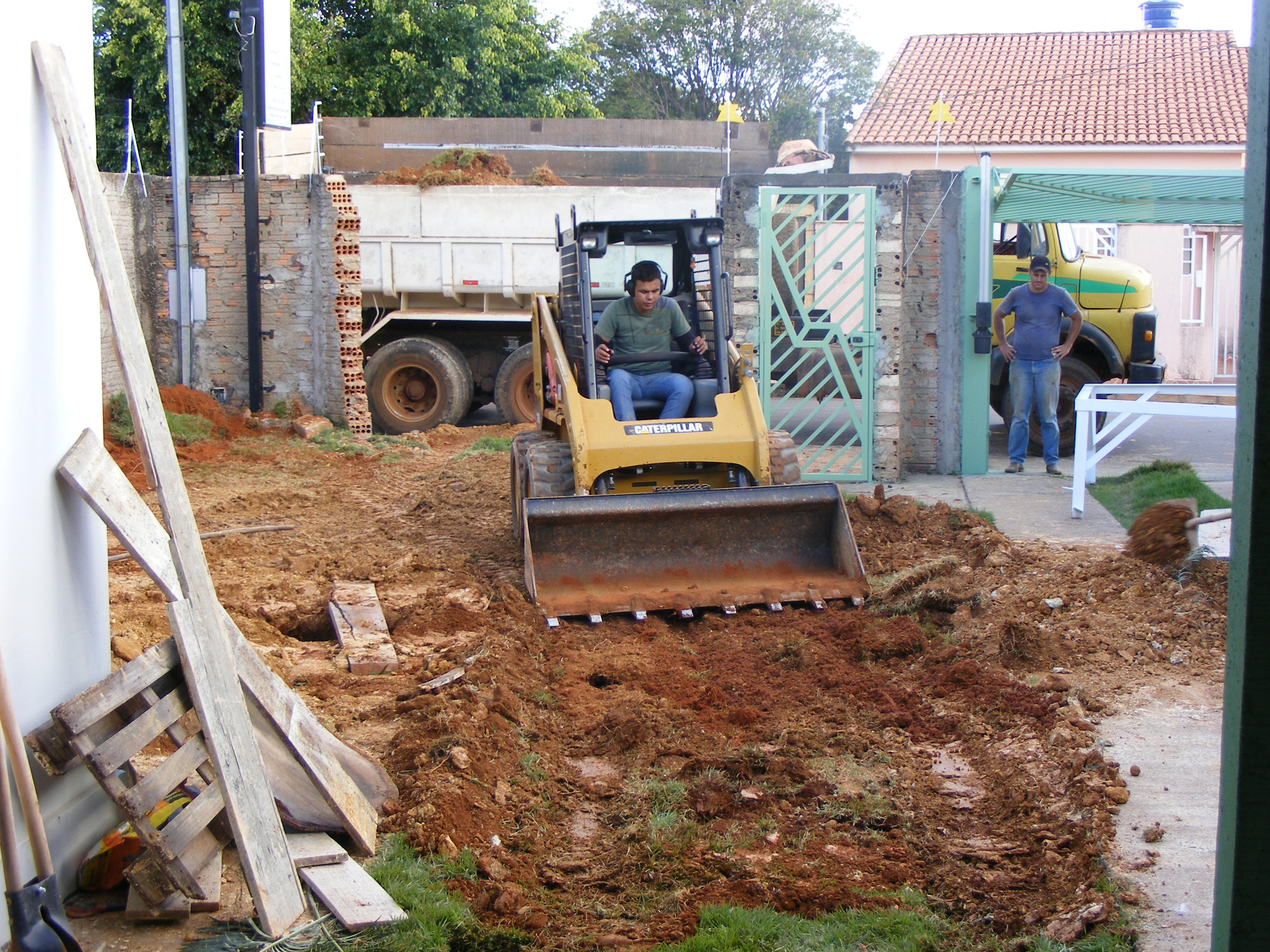 Depois de furado tem que tirar a terra ne, 2 caminhões