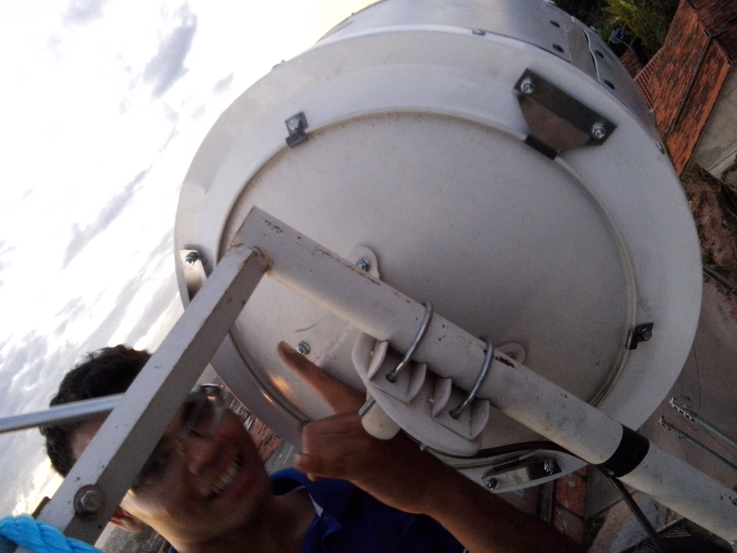 INSTALAÇÃO DE RADOME PARA NANOBRIDGE ESSE AI É O PH MEU BRAÇO DIREITO