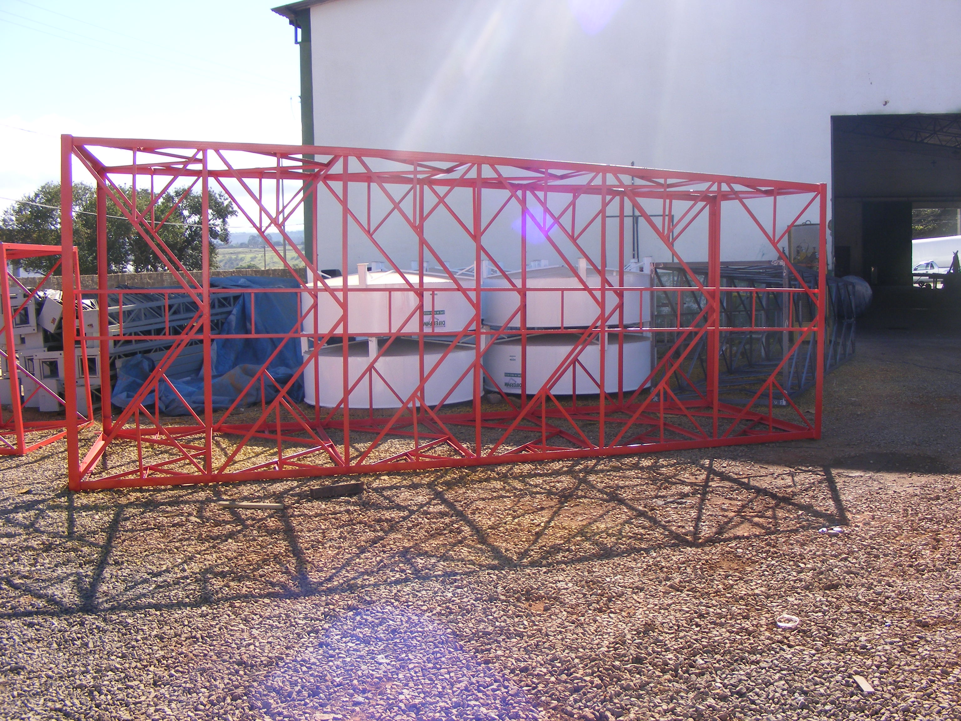 Nossa torre em fase de pintura, quase o ponto de instalação...
Primeira parte de baixo para cima da torre.