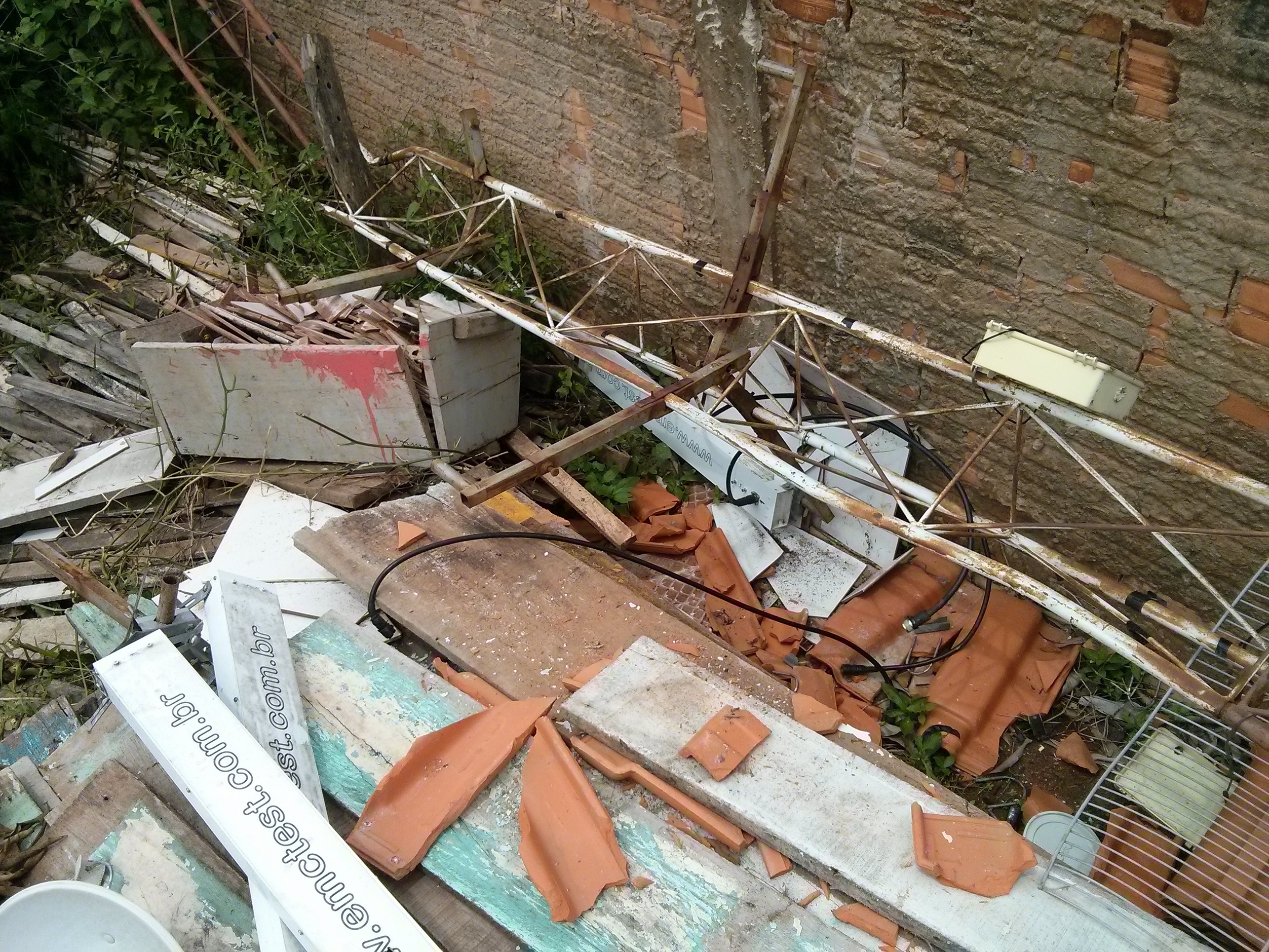Dono da data foi cortar arvore e deixou cair nas hastes da torre e foi tudo para o chão..