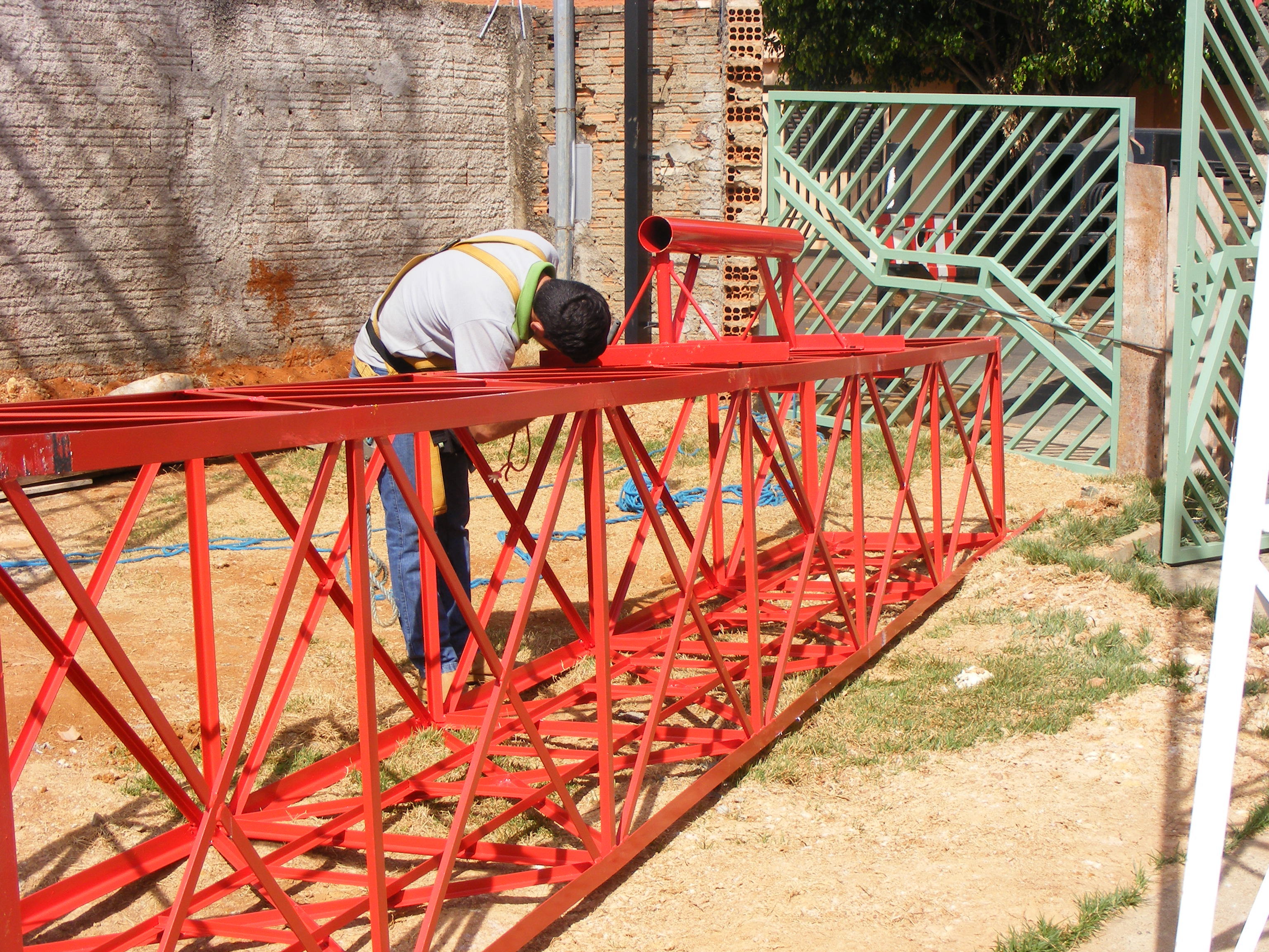Olha eu ai, prendendo o suporte para o radio digital... Queimei uma furadeira da Skill para furar o local para passar os parafusos... Mas Ficou Show!