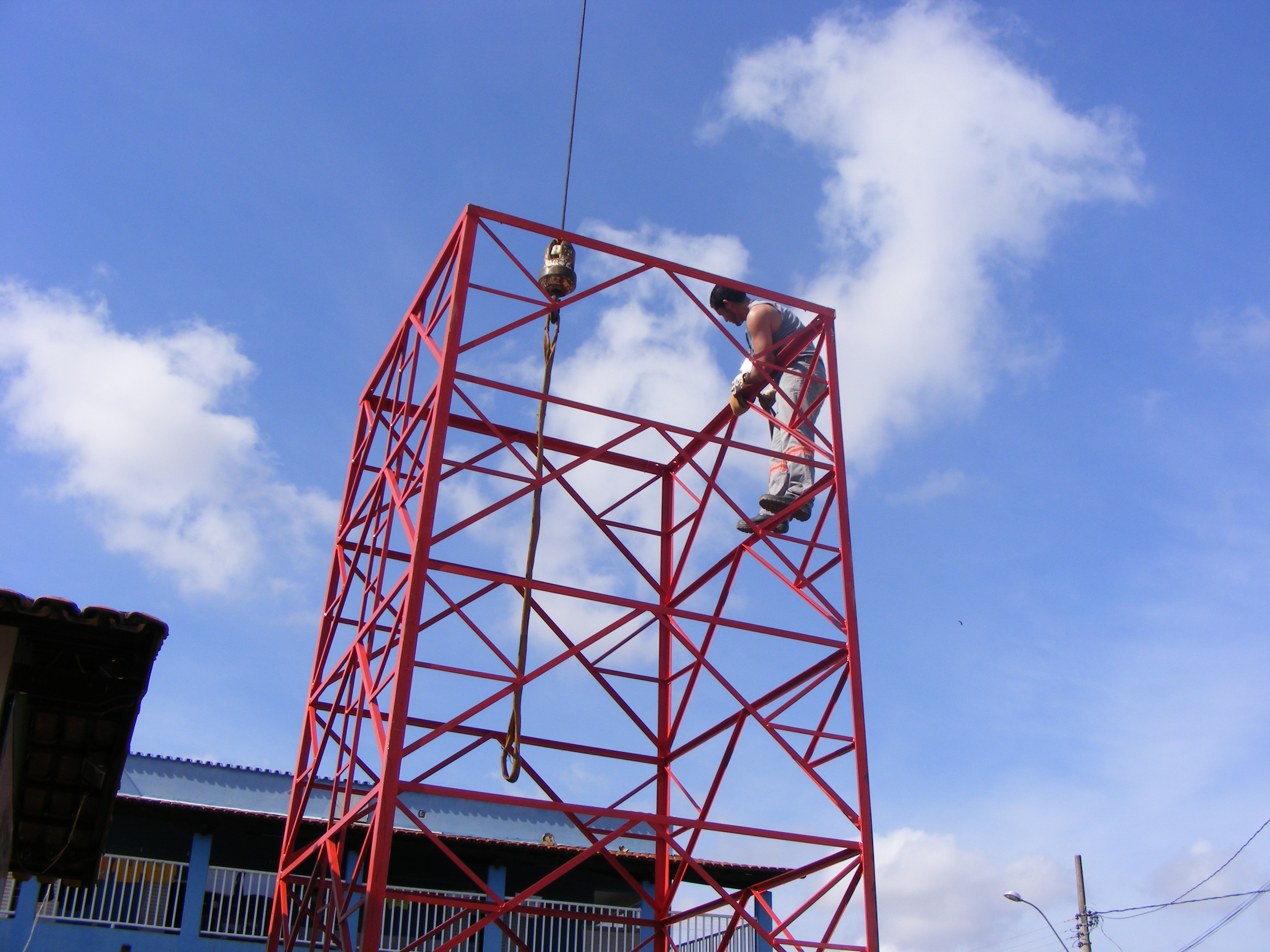 O colega ai na torre trabalha no guindaste, não topou subir mais que um modulo, arregou... kkk