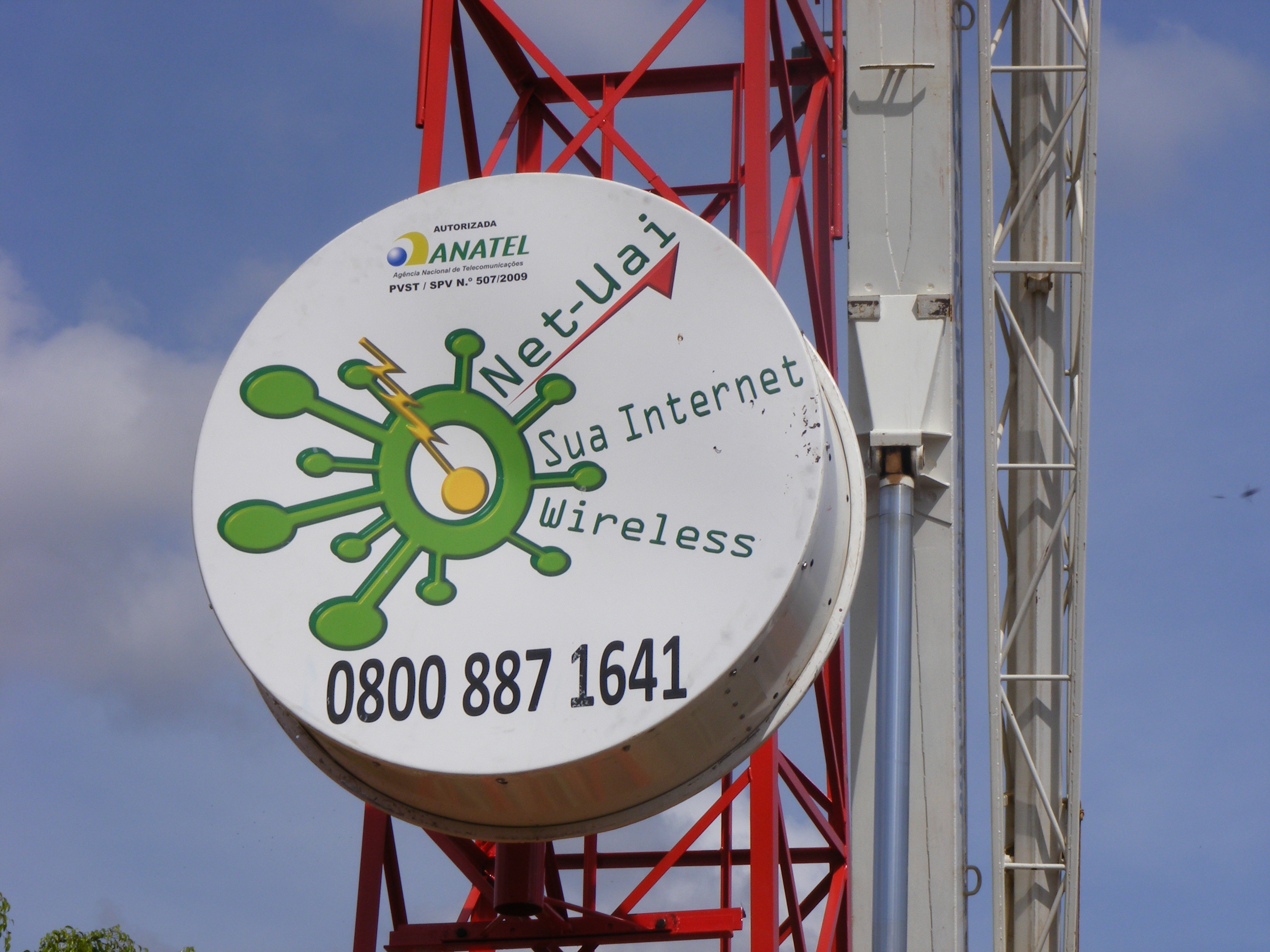 Antena 7ghz presa no modulo da torre, depois de presa, agora é hora do guindaste por no topo da torre.