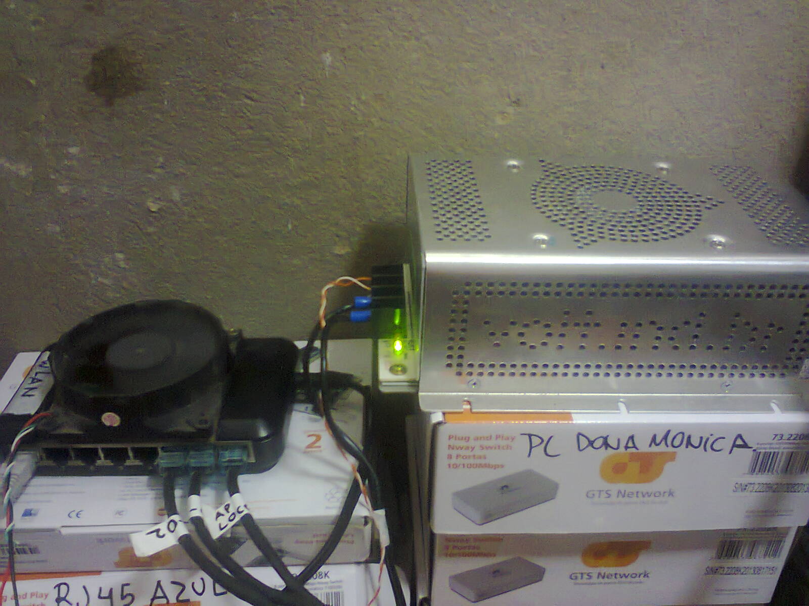 Switch PoE, ta ligando 2 rb912 e um locom5, ta funcionando sussa.