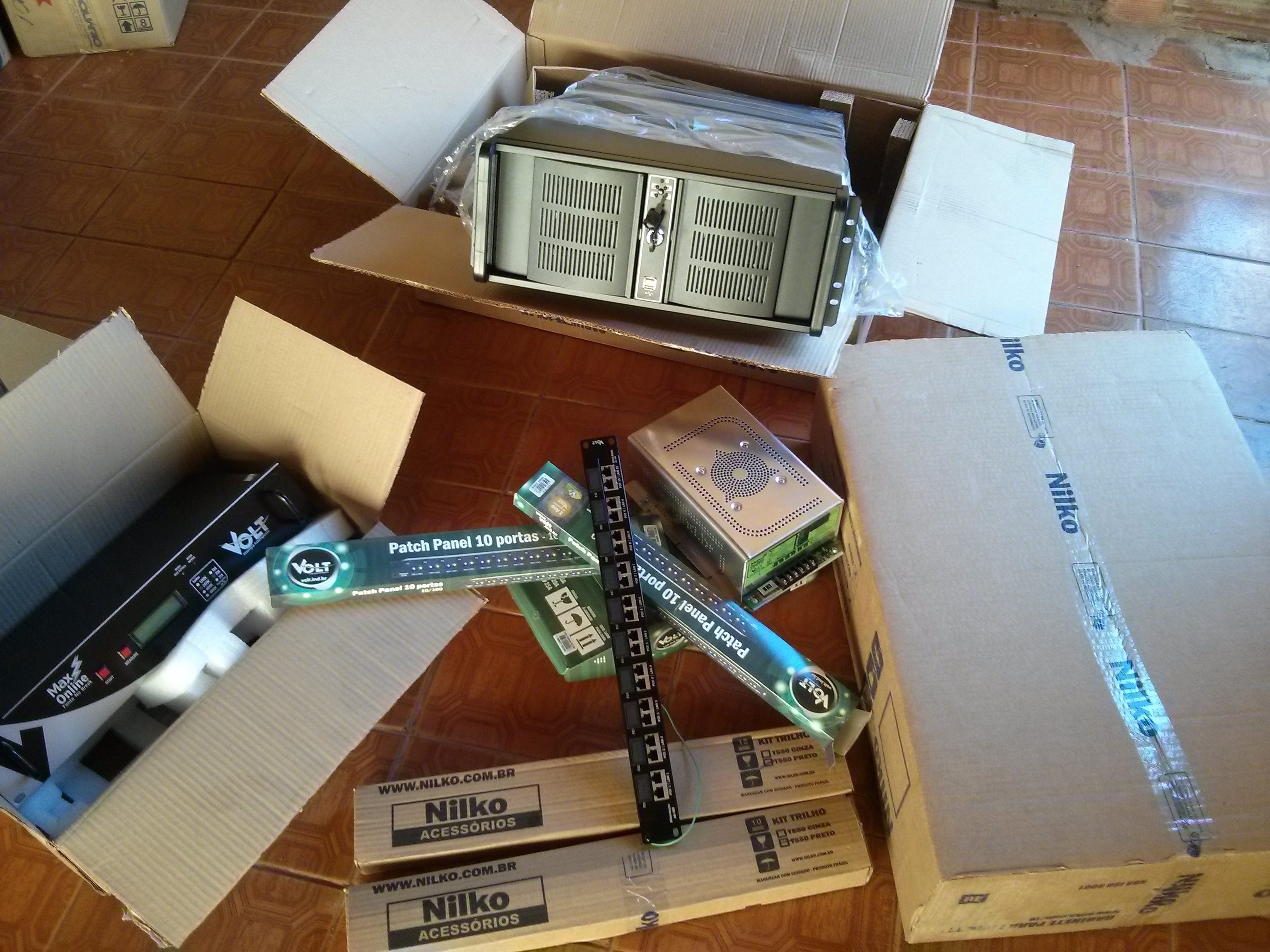 Fresquinho chegou nesse sábado segunda ponha rasgando para terminar o rack e por para funcionar.
