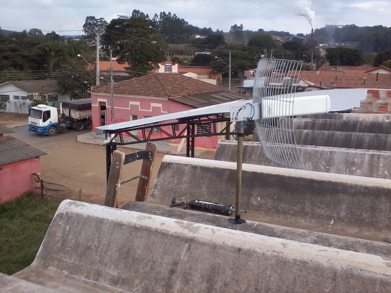 aquario gridstation 20db 2,4ghz
ótimo desempenho, uso muito
e pra lugares acima de 2km uso 25db