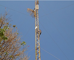 Instalando a NanoBeam M5-400 na Torre.
Trabalho Realizado 02/09/2014.
Eu na montando a antena torre e parceiro trabalho Edmar em solo auxiliando.