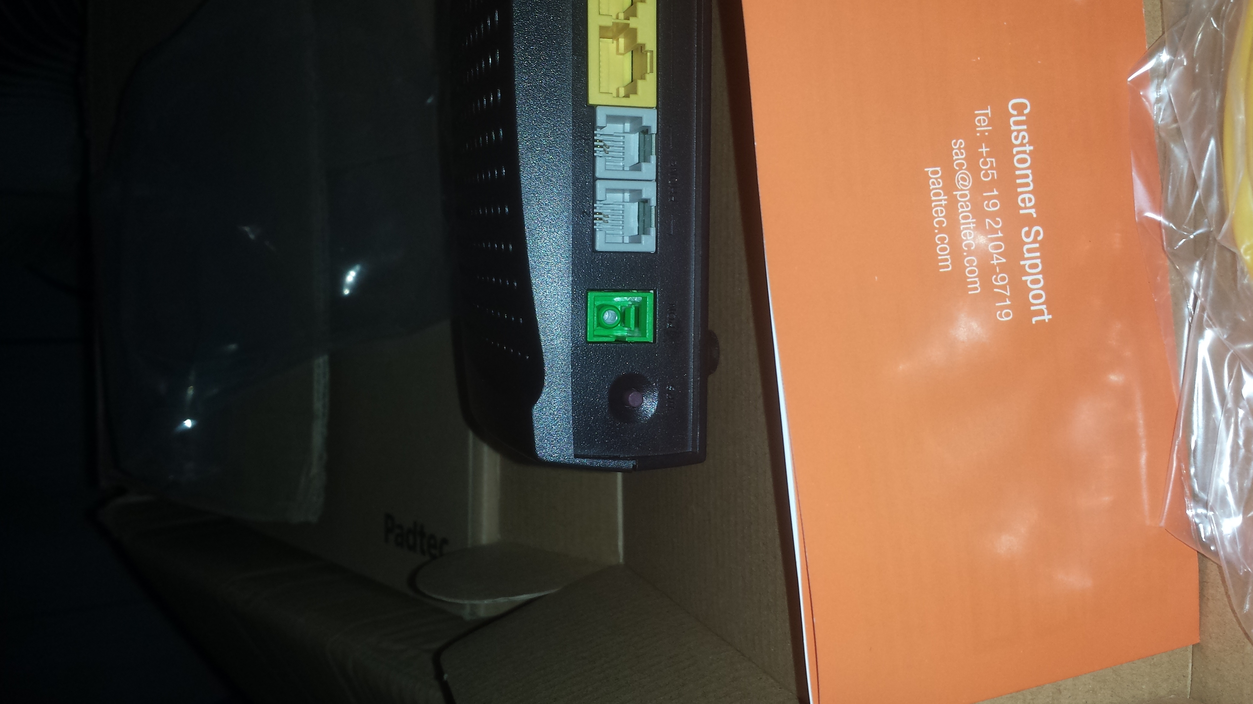 Detalhe da ONT e sua porta de fibra e FXS