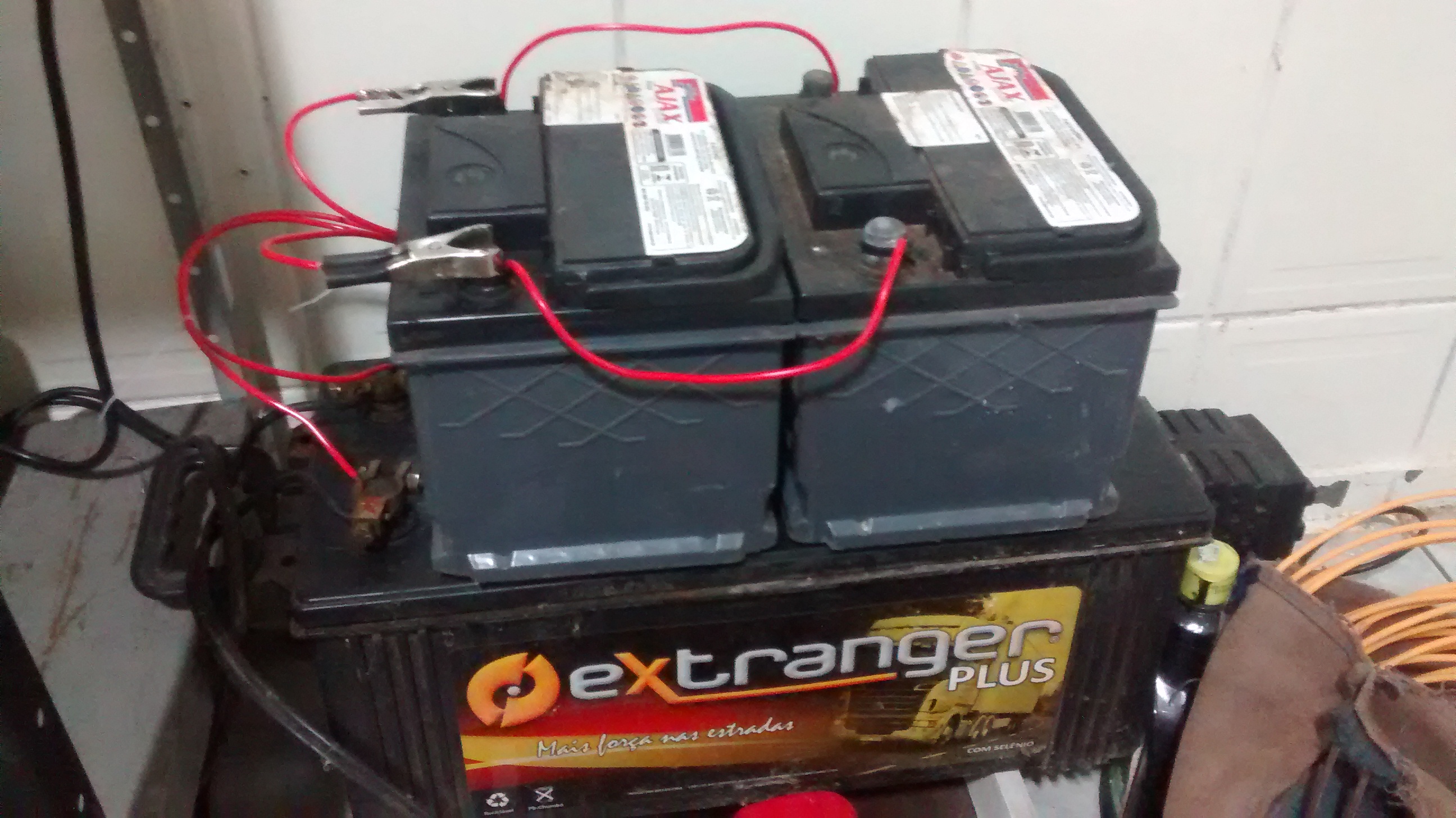 Banco de baterias do servidor, ainda falta os conectores q vou colocar nos polos das baterias