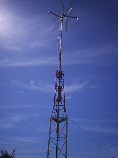 Fotos da minha primeira torre. Ela tem 4 metros + 2 metros do turbo + 3,60 metros da minha casa, total 9,60 metros de altura.