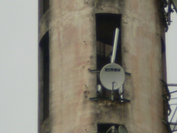 Antenas do Porvedor Oops Internet colocadas clandestinamete na torre da Oi.