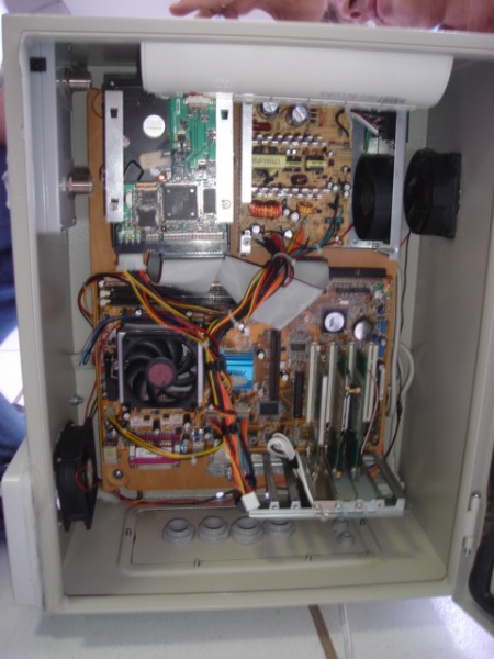 Esse é o AP-PC... olha so o amplificador... 2W.. nem foi usado, quem usa é por ignorate...