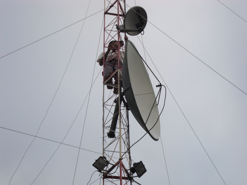 essa no meio é uma zirok de 32dbi 2.4ghz de 1,50 mtr.
que esta desativada.