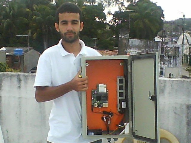 Eduardo socio!!! na mão um Rb133 de 600mW simples. que compramos em S.Paulo pois aqui em
Recife não tem pra vender. pagamos R$ 2.692,00 com os 3 paineis hyper...