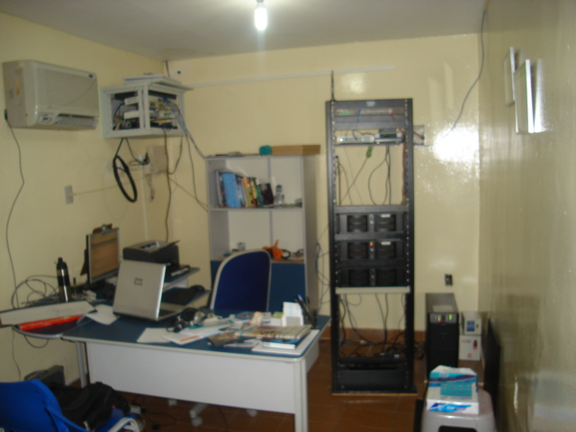 Sala de Servidores. O Celebro da Wiup... 
Só um pouco bagunçada, o UP de 10Mb chegou de surpresa, ai tive que refazer a instalação, foi cabo pro lado, gambiarra pro outro, mas o importante é o cliente navegando satisfeito.