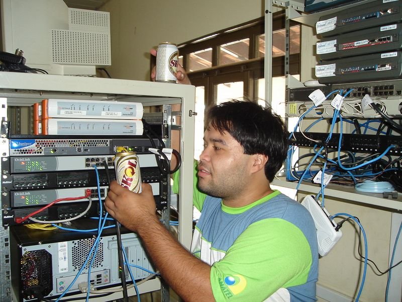 Servidor antigo, modes GVT FREAME RELAY e EMBRATEL FRAME RELAY, depois coloco foto da sala dos servidores como esta, sem os frame relay e fibra da GVT e da Embratel. e trabalhando refrigerados por uma skol rs... assim tudo roda 100% hehehhehe