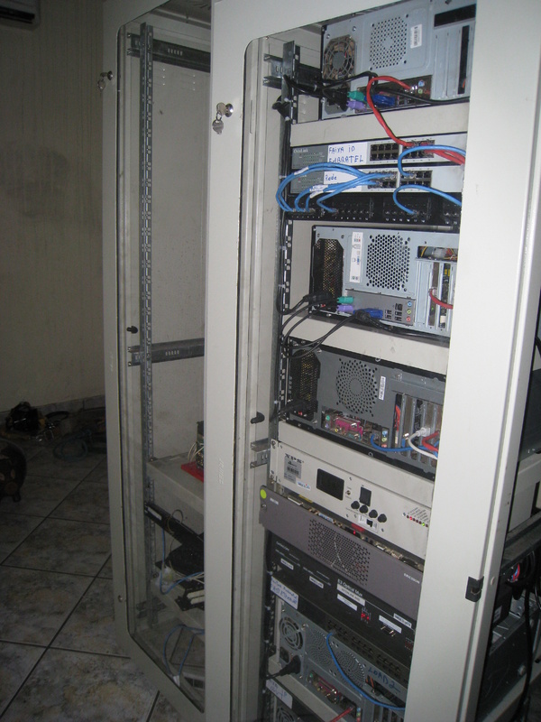 Rack servidores, mais chegada Link Embratel Fibra Optica.