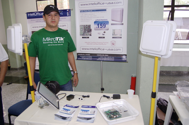 Andres Castro, Intellioffice (Colombia) marcando presença com palestra e também mostrando seus produtos.