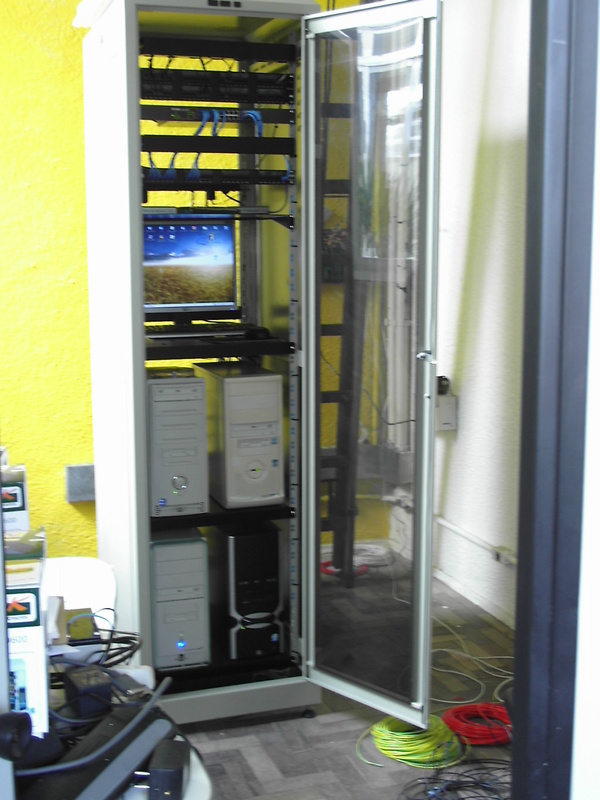 Rack com 4 servidores
