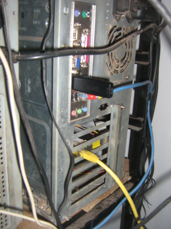 Servidor rodando direto do pen driver de 2 GB e agora com mais um de 4 GB