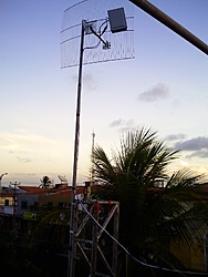 Antena presa à estrutura dos...