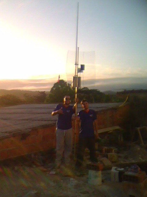 antena omni da aquario, grade da Zirok, mikrotik rb 433...e os amigos segurando o que eu montei...kkkkkkkkkk