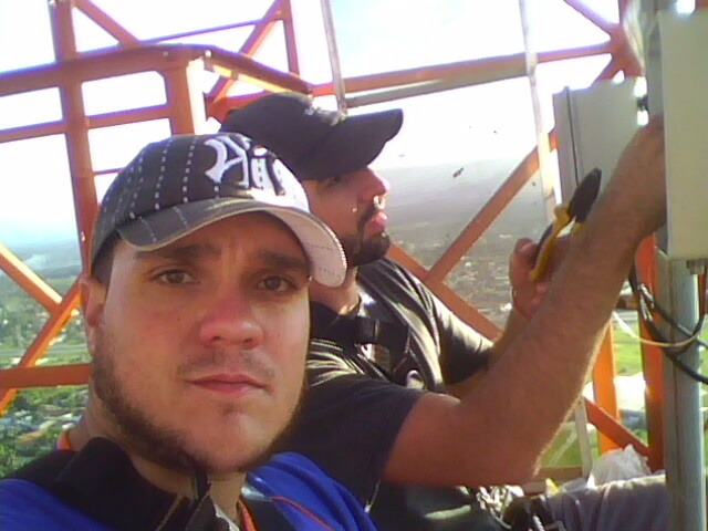 capacete nao tinha na hora foi de bone mesmo...mais sei que se deve usar...rsrs