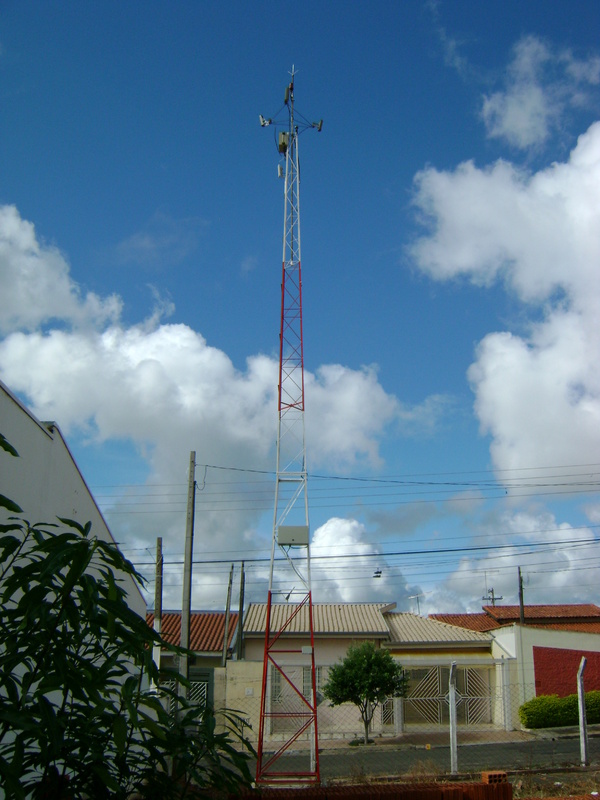 agora ela ja esta cercada. A caixinha em baixo tem um engetron de 1400 va e em cima uma rb 433 ah com 3 setoriais da TSM de 9 DB 120 ° que por sinal são excelentes. Tenho clientes a 4 km na zona rural.