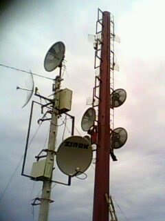 TORRE GALVANIZADA COM ESPACO INTERIOR ONDE TODOS OS EQUIPAMENTOS FICAM PROTEGIDOS E COM CAMERA IP E SISTEMA DE VOIGILANCIA INFRA VERMELHO.